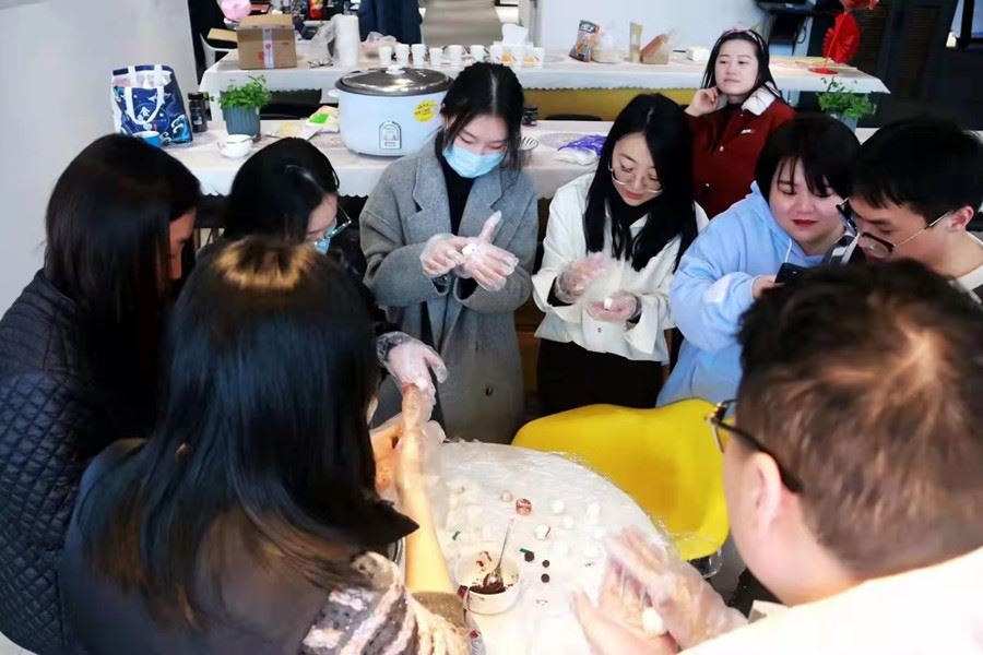 Make tangyuan together for the Lantern Festival